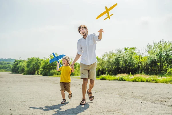 Gelukkig Vader Zoon Lopen Spelen Met Speelgoed Vliegtuigen Platteland — Stockfoto