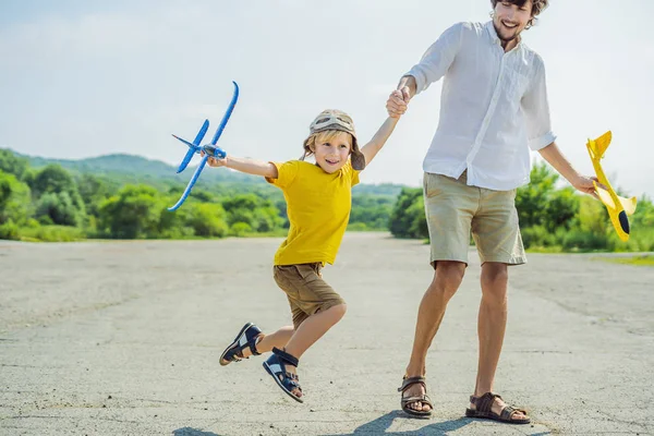 Ευτυχισμένος Πατέρας Και Γιος Παίζει Αεροπλάνα Παιχνίδι Στην Εξοχή — Φωτογραφία Αρχείου