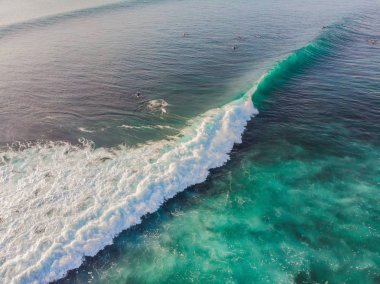 Okyanus su dalgaları sürme sörfçü havadan görünümü