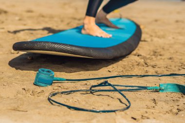 Kumlu sahilde sörf için eğitim sörfçü düşük bölümü