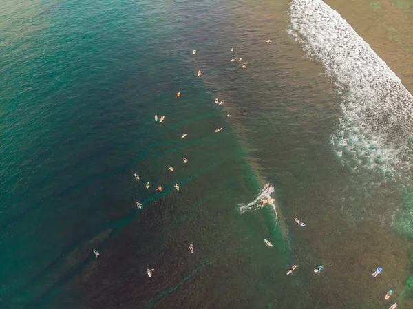 Vista Aérea Gente Surfeando Sobre Las Olas Agua Del Océano — Foto de Stock
