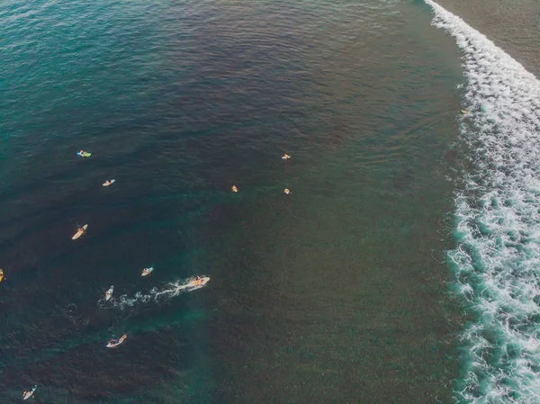 Vista Aérea Pessoas Surfando Ondas Água Oceano — Fotografia de Stock