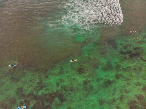 Vista Aérea Gente Surfeando Sobre Las Olas Agua Del Océano — Foto de Stock