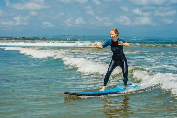 Giovane Donna Allegra Surfista Principiante Con Surf Blu Diverte Sulle — Foto Stock