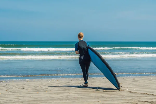 Giovane Donna Costume Bagno Piedi Con Surf Principianti Sulla Spiaggia — Foto Stock