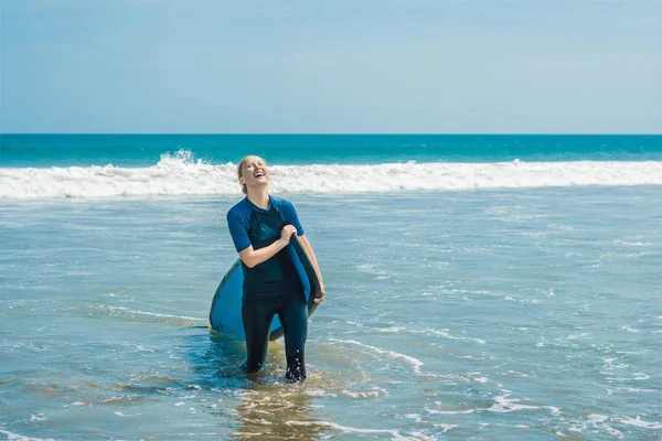 Vidám Fiatal Tenger Partján Kezdő Surf Fürdőruha — Stock Fotó