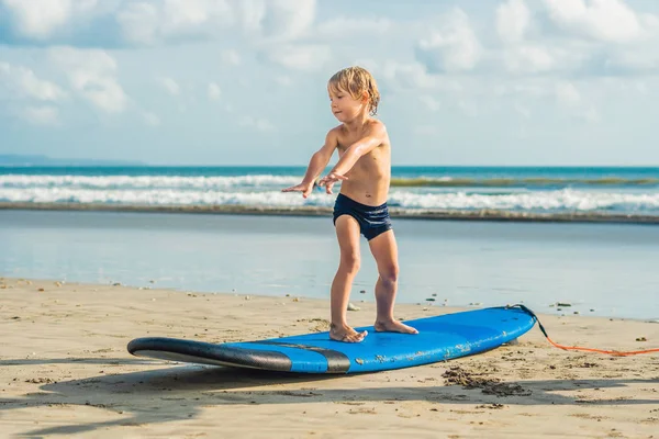 Niño Aprendiendo Surfear Playa Arena Orilla Del Mar — Foto de Stock