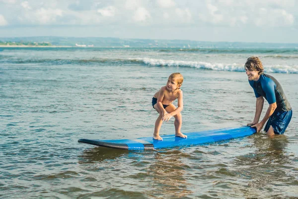Ojciec Nauczania Synka Surfing Brzegu Morza Wakacje Wakacje — Zdjęcie stockowe