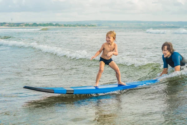 Papà Insegna Piccolo Figlio Fare Surf Sulla Riva Del Mare — Foto Stock