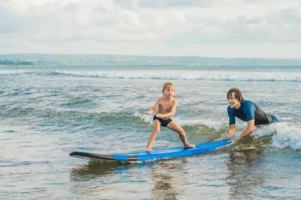 Papà Insegna Piccolo Figlio Fare Surf Sulla Riva Del Mare — Foto Stock