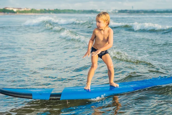 Petit Garçon Surfant Sur Plage Tropicale Pour Débutants — Photo