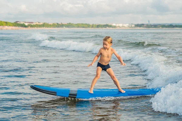 Ragazzino Surf Bordo Principiante Spiaggia Tropicale — Foto Stock