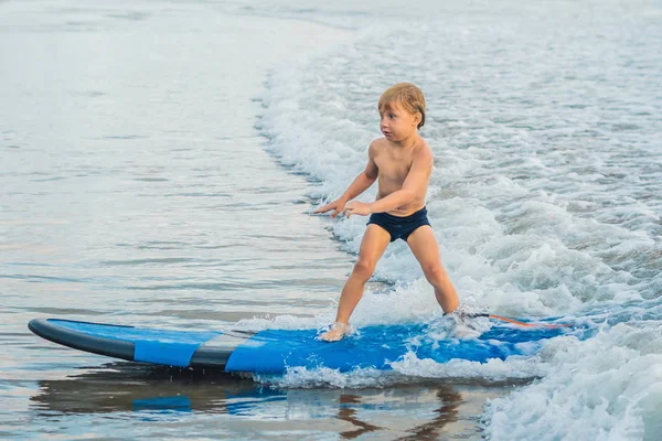 Niño Surfeando Playa Tropical Tabla Del Principiante — Foto de Stock