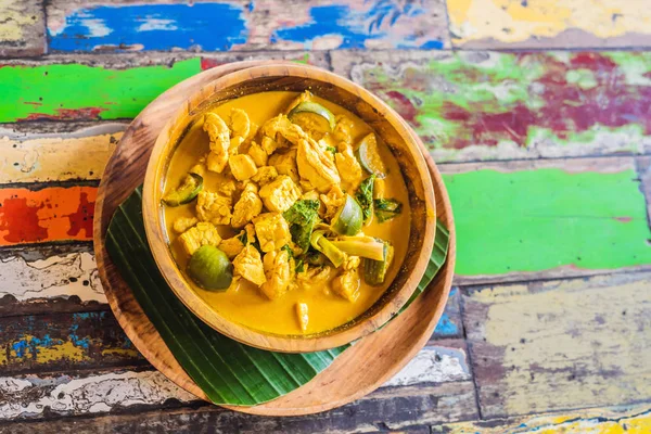 Vegan Grenn Curry com coco, Tofu frito, Limão, erva-cidreira, Pimenta e manjericão fresco — Fotografia de Stock