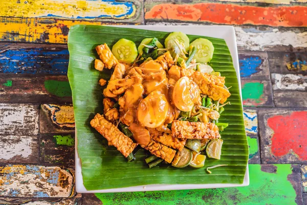 Salada indonésia Gado-gado servida com molho de amendoim. Ingredientes: tofu, espinafre, feijão, brotos de soja, batatas, pepino e ovos cozidos — Fotografia de Stock