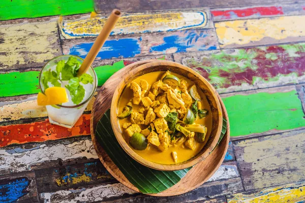 Vegan Grenn Curry com coco, Tofu frito, Limão, erva-cidreira, Pimenta e manjericão fresco — Fotografia de Stock