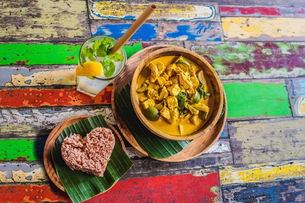 Vegán Curry Orsolya kókusz, sült Tofu, Lime, citromfű, Chili és friss bazsalikommal — Stock Fotó