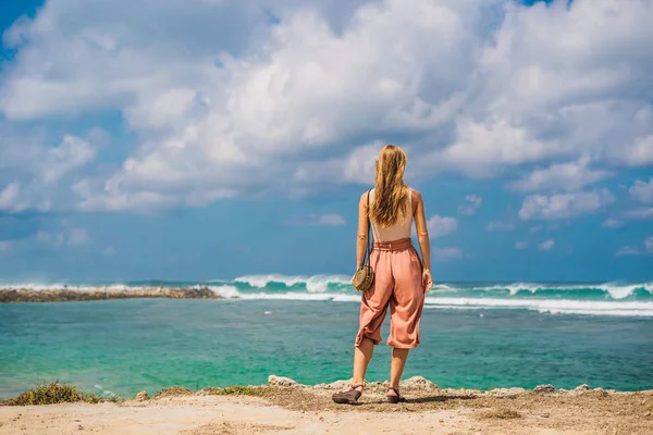 Νεαρή Γυναίκα Ταξιδιώτη Χαλαρωτικό Melasti Παραλία Γαλαζοπράσινα Νερό Νησί Του — Φωτογραφία Αρχείου