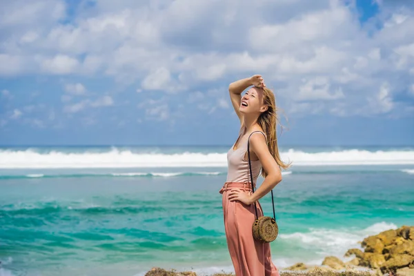 Giovane Viaggiatrice Che Rilassa Sulla Spiaggia Melasti Con Acqua Turchese — Foto Stock