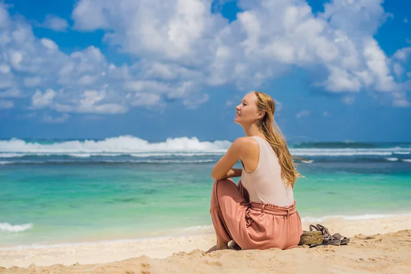 Νεαρή Γυναίκα Που Κάθεται Αμμώδη Παραλία Melasti Τιρκουάζ Θάλασσα Μπαλί — Φωτογραφία Αρχείου