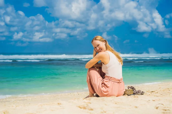 Mujer Joven Sentada Playa Melasti Junto Mar Turquesa Isla Bali —  Fotos de Stock