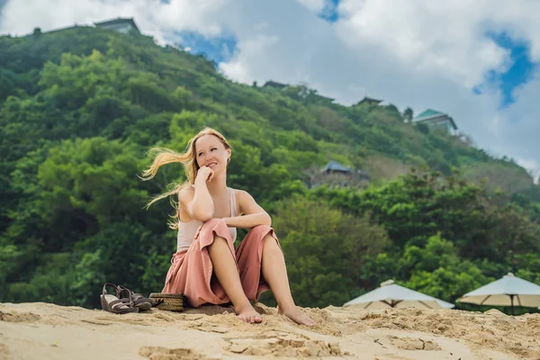 Νεαρή Γυναίκα Στηρίζεται Άμμο Στην Καταπληκτική Παραλία Melasti Μπαλί Ινδονησία — Φωτογραφία Αρχείου