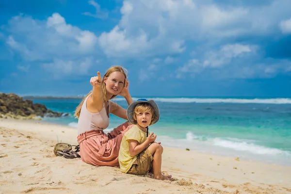 Madre Figlio Seduti Sulla Sabbia Melasti Beach Isola Bali Indonesia — Foto Stock