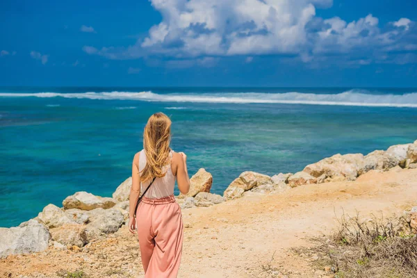 Jonge Vrouw Lopen Verbazingwekkend Melasti Strand Met Turkoois Water Het — Stockfoto