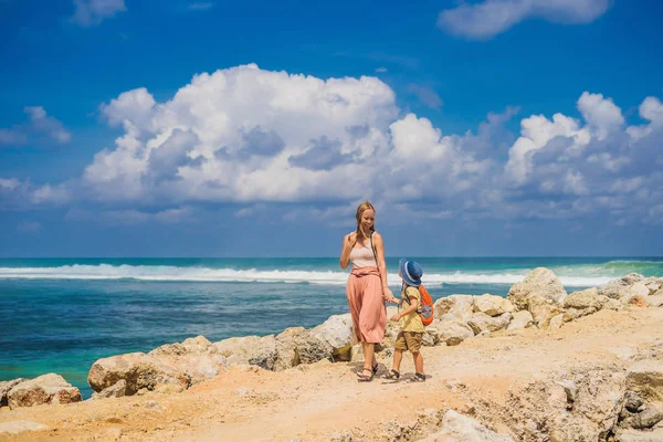 Madre Hijo Viajando Increíble Playa Melasti Con Agua Turquesa Isla — Foto de Stock