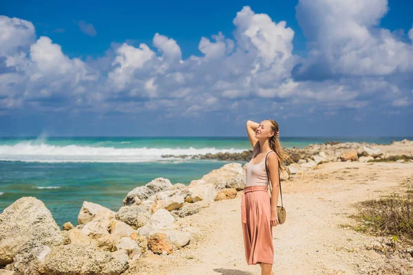 Jovem Mulher Desfrutando Tempo Incrível Melasti Beach Com Água Azul — Fotografia de Stock