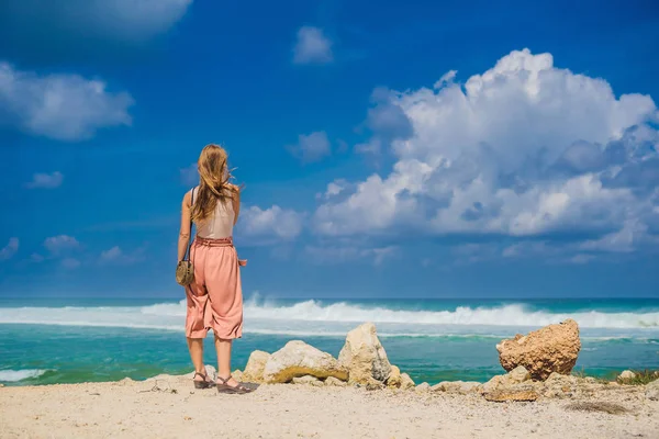 Νεαρή Γυναίκα Ψάχνει Στη Θέα Στον Εκπληκτικό Melasti Παραλία Τιρκουάζ — Φωτογραφία Αρχείου
