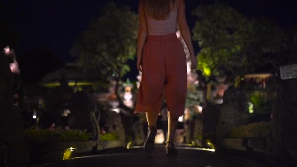 Slowmotion Nighttime Shot Young Woman Walking Saraswati Temple Ubud Village — Stock Video