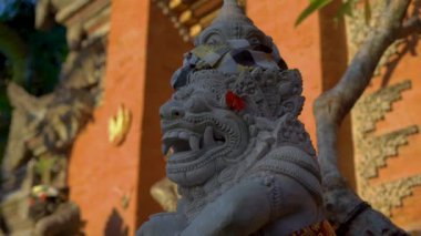 Puri Saren Kraliyet Sarayı Bali Adası Ubud köyde içinde Taş heykellerin Slowmotion vurdu. Endonezya kavramı için seyahat