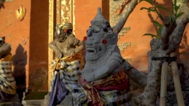 Puri Saren Kraliyet Sarayı Bali Adası Ubud köyde içinde Taş heykellerin Slowmotion vurdu. Endonezya kavramı için seyahat