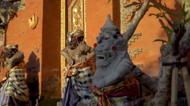 Puri Saren Kraliyet Sarayı Bali Adası Ubud köyde içinde Taş heykellerin Slowmotion vurdu. Endonezya kavramı için seyahat