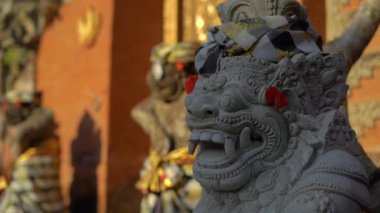 Puri Saren Kraliyet Sarayı Bali Adası Ubud köyde içinde Taş heykellerin Slowmotion vurdu. Endonezya kavramı için seyahat
