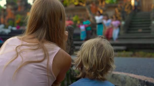 Slowmotion Tiro Uma Jovem Mulher Seu Filho Templo Saraswati Ubud — Vídeo de Stock