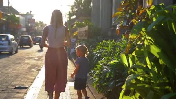 Tikje Schot Van Een Jonge Vrouw Haar Zoontje Wandelen Door — Stockvideo