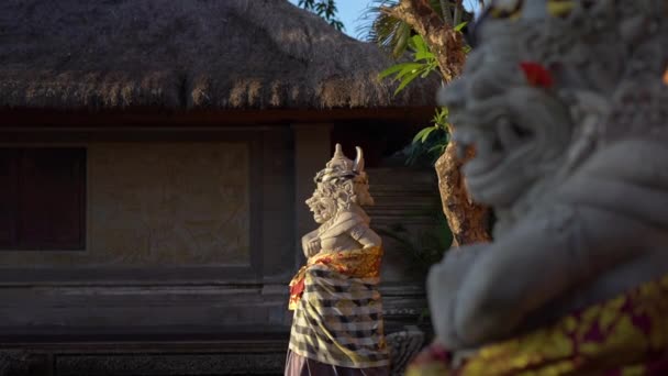 Captura en cámara lenta de estatuas de piedra dentro del Palacio Real de Puri Saren en el pueblo de Ubud en la isla de Bali. Viajes a Indonesia concepto — Vídeo de stock