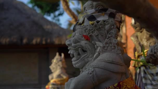 Медленная съемка каменных статуй внутри Королевского дворца Пури-Сарен в деревне Убуд на острове Бали. Концепция путешествия в Индонезию — стоковое видео