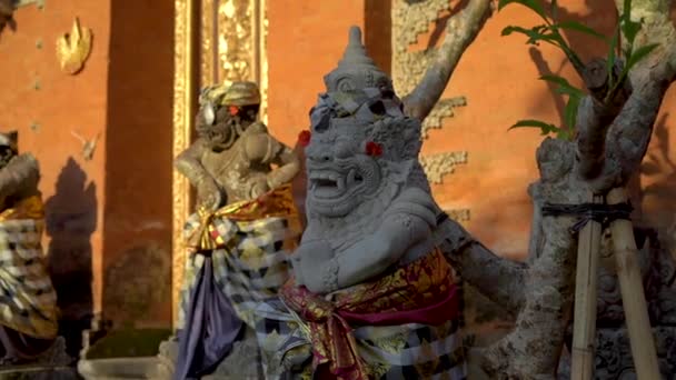 Zeitlupenaufnahme von Steinstatuen innerhalb des puri saren königlichen Palastes im Ubud-Dorf auf der Insel Bali. Reise nach Indonesien — Stockvideo