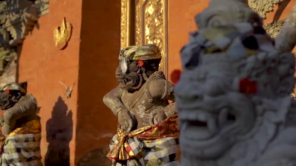 Captura en cámara lenta de estatuas de piedra dentro del Palacio Real de Puri Saren en el pueblo de Ubud en la isla de Bali. Viajes a Indonesia concepto — Vídeos de Stock