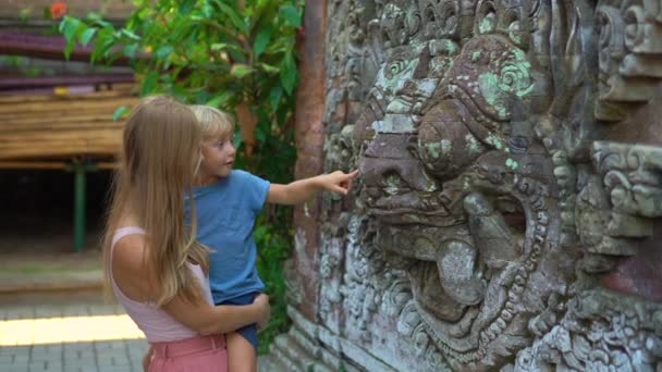 Fotografía Cámara Lenta Una Hermosa Joven Pequeño Hijo Visitando Palacio — Vídeos de Stock