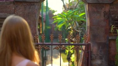 Güzel bir genç kadının Puri Saren Kraliyet Sarayı Ubud köyde Bali adada ziyaret Slowmotion atış. Endonezya kavramı için seyahat