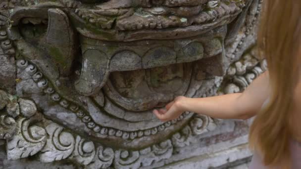 Slowmotion skott av en vacker ung kvinna besöker Puri Saren kungliga slottet i Ubud village på ön Bali. Resa till Indonesien koncept — Stockvideo