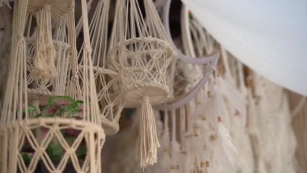 Slowmotion shot of dream catchers an Asian marketplace. — Stock Video