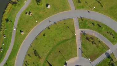 İki küçük çocuk bir parkta bisiklet sürme TOPVIEW havadan çekim