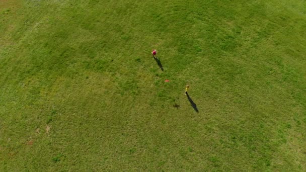 TopView antenne schot van twee jongetjes spelen met een kunststof vliegtuig in een park — Stockvideo