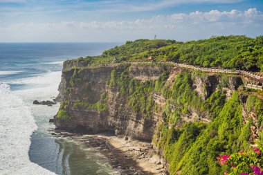 Kıyı şeridi cliff Pura Luhur Uluwatu Tapınağı, Bali, Endonezya doğal peyzaj.
