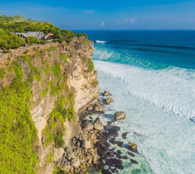 Kıyı şeridi cliff Pura Luhur Uluwatu Tapınağı, Bali, Endonezya doğal peyzaj.